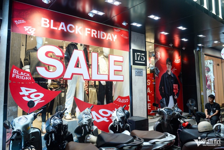 Theo quan sát của VietNamNet, nhìn chung năm nay các chương trình giảm giá nhiều hơn năm ngoái, mức giảm cũng sâu hơn. Tuy nhiên, người tiêu dùng ngày càng thận trọng, lựa chọn kỹ mới ra quyết định.