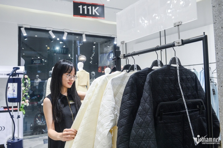 Đinh Quỳnh Trang, nhân viên cửa hàng thời trang chuyên dành cho nữ tại đây, nói rằng cửa hàng đang triển khai chương trình “đồng giá 111.000 đồng” kèm các mức giảm như: Mua 2 sản phẩm giảm 5%, mua 3 sản phẩm giảm 10% và mua 4 sản phẩm giảm 15%. 