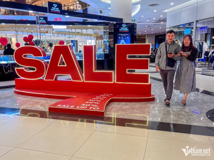 Dịp này, các trung tâm thương mại cũng trang trí bắt mắt, với la liệt biển quảng cáo giảm giá để chào mời khách.