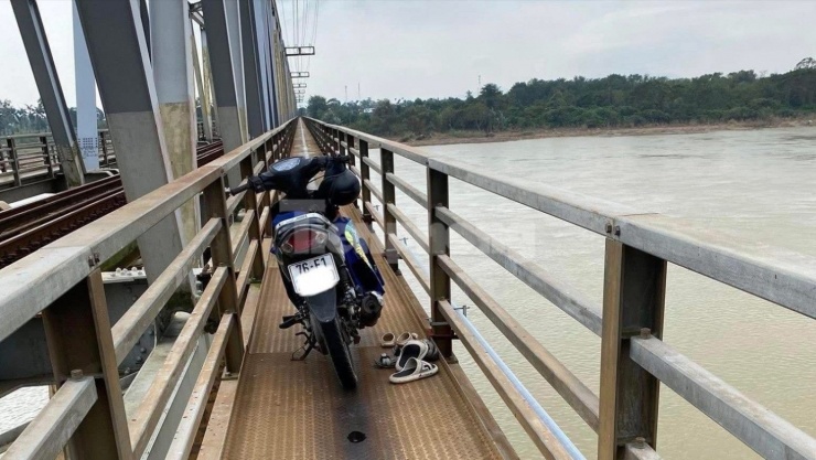 Chiếc xe máy cùng dép, ba lô sách vỡ... trên cầu Trường Xuân.