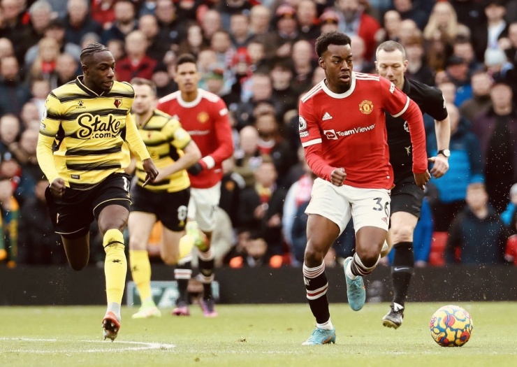 Một câu hỏi đặt ra tại sao kênh lậu bản quyền truyền hình trong đó có Ngoại hạng Anh mọc lên "như nấm sau mưa" tại Việt Nam?