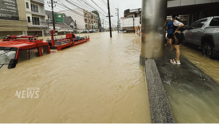 Một chiếc xe cứu hộ khẩn cấp bị ngập trong nước lũ ở Hat Yai, tỉnh Songkhla. Ảnh: Thai PBS