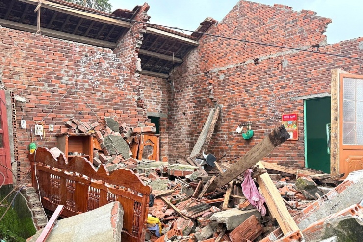 Một căn nhà bị đổ sập hoàn toàn. Ảnh: TQ