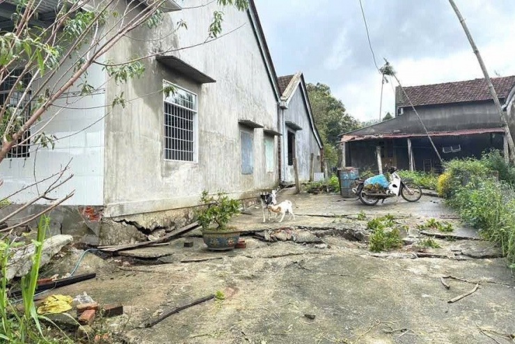 Nhiều vết nứt xuất hiện uy hiếp nhà dân. Ảnh: TQ