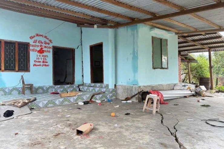 Một căn nhà bị nứt toác từ sân, thềm và tường nhà. Ảnh: TQ