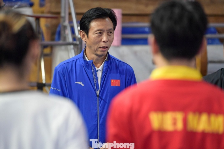 Trong quá trình tập luyện và đi bài,
chuyên gia cùng các HLV chú ý tới từng chi tiết nhỏ nhất, chỉnh sửa
từng động tác, thân pháp đến ánh mắt hay thần thái các vận động
viên.