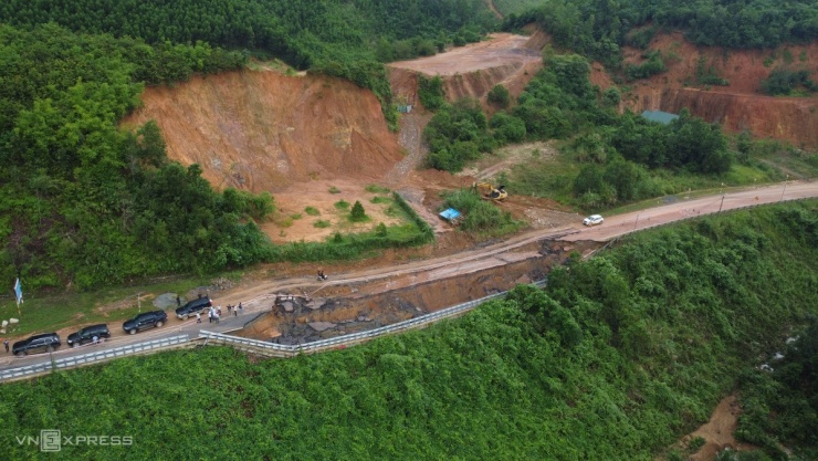 Đèo Khánh Lê bị xé toạc sau chuỗi sạt lở, sụt lún - 1