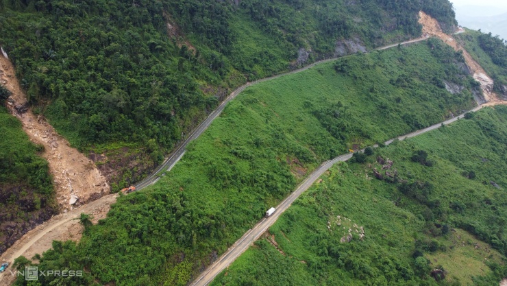 Đèo Khánh Lê bị xé toạc sau chuỗi sạt lở, sụt lún - 5