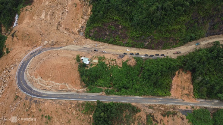 Đèo Khánh Lê bị xé toạc sau chuỗi sạt lở, sụt lún - 4
