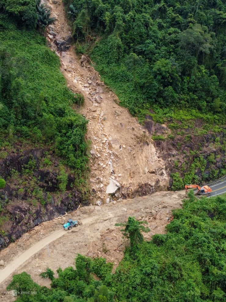 Đèo Khánh Lê bị xé toạc sau chuỗi sạt lở, sụt lún - 6