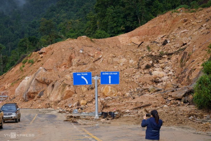 Đèo Khánh Lê bị xé toạc sau chuỗi sạt lở, sụt lún - 7