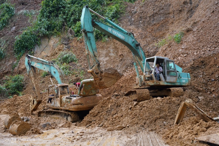 Đèo Khánh Lê bị xé toạc sau chuỗi sạt lở, sụt lún - 8