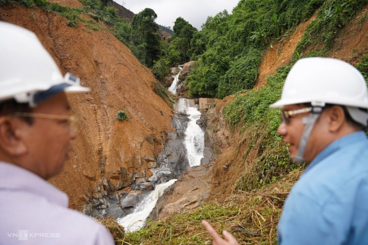 Đèo Khánh Lê bị xé toạc sau chuỗi sạt lở, sụt lún - 13