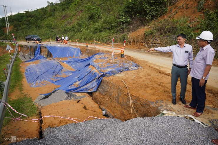 Đèo Khánh Lê bị xé toạc sau chuỗi sạt lở, sụt lún - 14