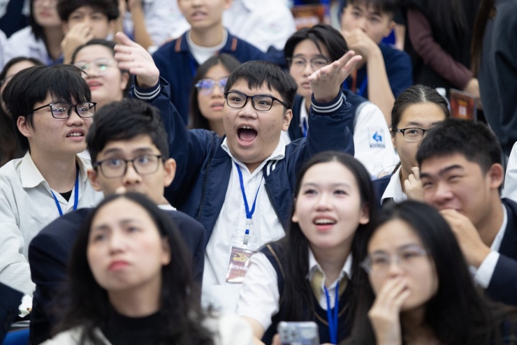 Học sinh trường THPT trong một cuộc thi hùng biện tiếng Anh.