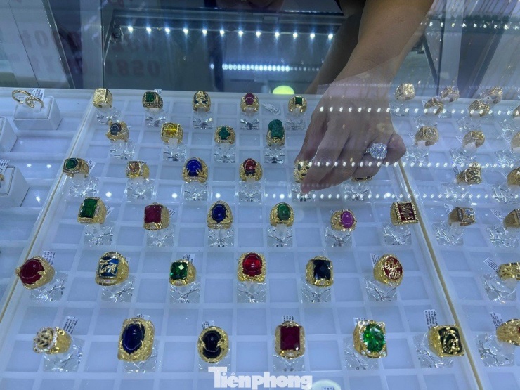 Loạt tiệm vàng ở TPHCM bị 'sờ gáy' - 1