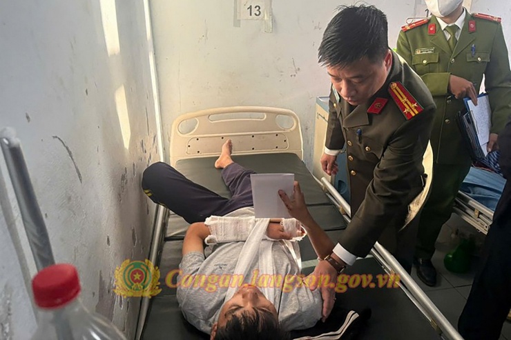 Lãnh đạo Công an tỉnh Lạng Sơn thăm hỏi sức khỏe nạn nhân bị thương trong vụ tai nạn. Ảnh: Công an tỉnh Lạng Sơn