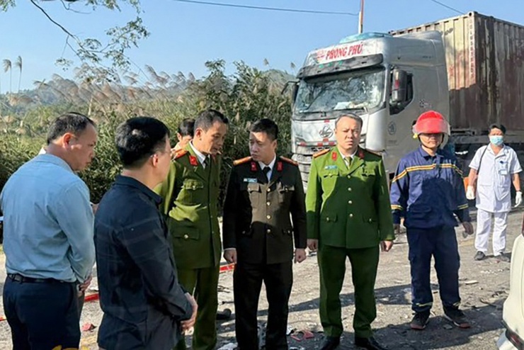 Lực lượng công an có mặt tại hiện trường vụ tai nạn. Ảnh: Công an tỉnh Lạng Sơn