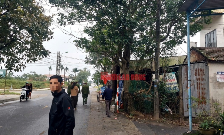 Công an phường Quảng Trị phối hợp với Ban cán sự Khu phố 4 đến giải thích, vận động ông N.TL trả lại số tiền chị Th. chuyển nhầm, song bất thành