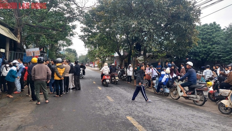 Người dân theo dõi buổi vận động trả lại tiền chuyển nhầm