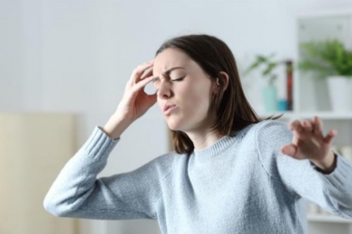 Vì sao bị chóng mặt, hoa mắt khi đứng lên?