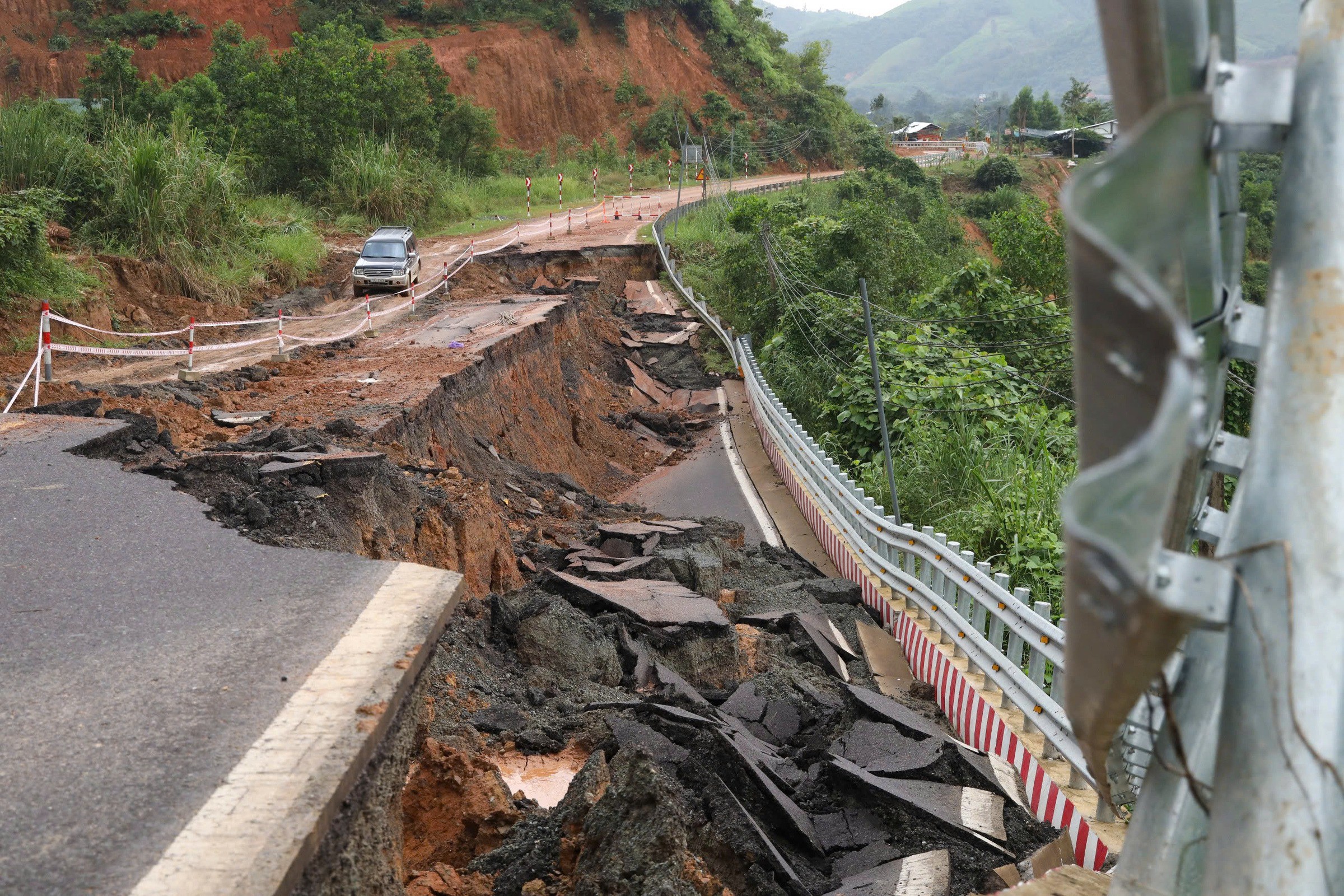 Đèo Khánh Lê bị xé toạc sau chuỗi sạt lở, sụt lún - 2