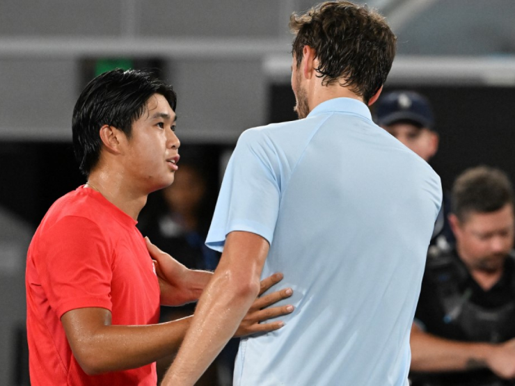 Tien (bên trái) thực sự bước ra ánh sáng sau trận thắng Medvedev (bên phải)