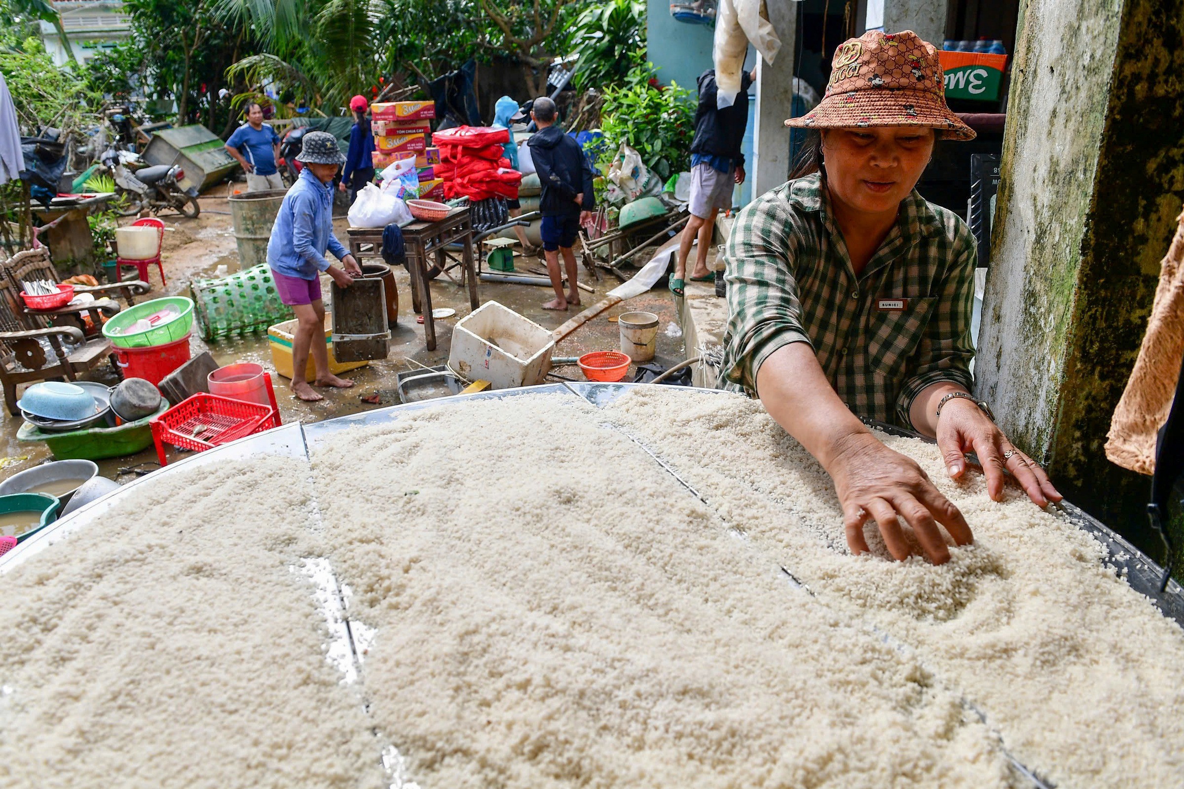 Thôn ở Đăk Lăk bị cô lập một tuần trong lũ - 12