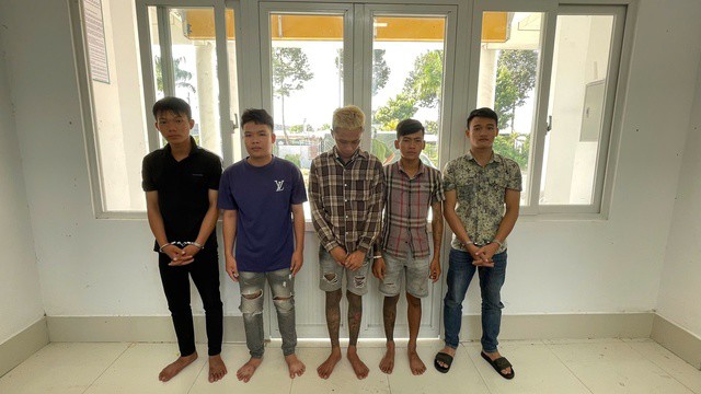 Các đối tượng Tuấn, Thiện, Tiền, Thịnh, Lộc tại cơ quan công an. Ảnh: Thanh Mỹ
