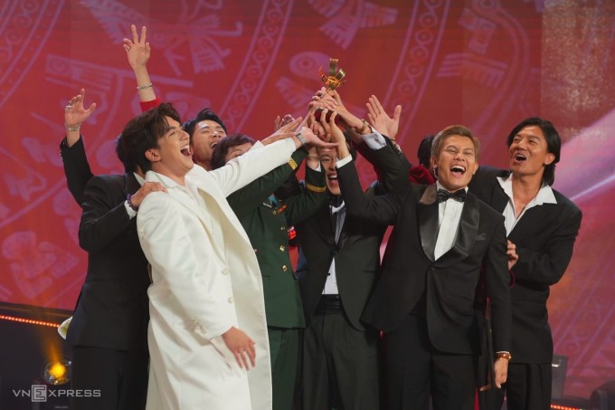 Dàn diễn viên "Mưa đỏ" ăn mừng với cúp Bông Sen Vàng trên sân khấu. Ảnh: Quỳnh Trần