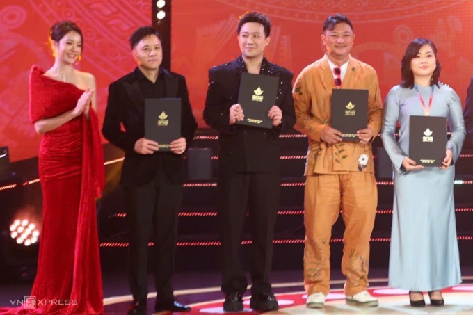 Thứ hai từ trái qua: Victor Vũ - phim "Thám tử Kiên", Trấn Thành - phim "Mai", Phan Gia Nhật Linh - phim "Mang mẹ đi bỏ" đoạt giải của ban giám khảo. Ảnh: Quỳnh Trần