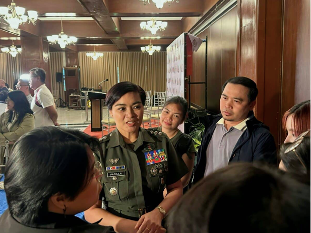 Đại tá Francel Margareth Padilla, người phát ngôn quân đội, phát biểu với báo chí. (Ảnh: Inquirer)