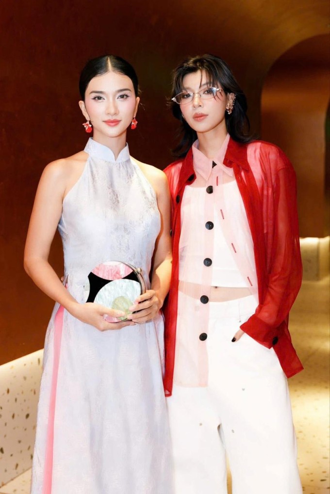 NSƯT Kim Tuyến (trái) diện áo dài cách điệu bên người mẫu Đồng Ánh Quỳnh tại một sự kiện giải trí. Cô sắp trở lại màn ảnh rộng với phim "Mùi phở" và "Phòng trọ ma bầu".