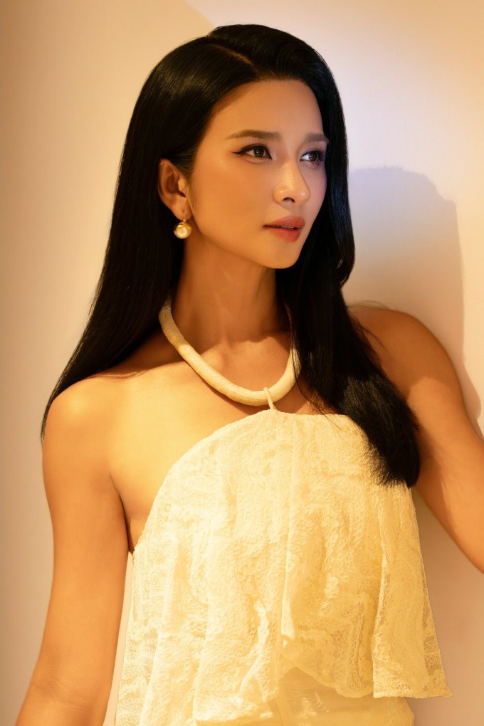 Khi diện áo dài, Kim Tuyến cũng ưu tiên các kiểu dáng phá cách.