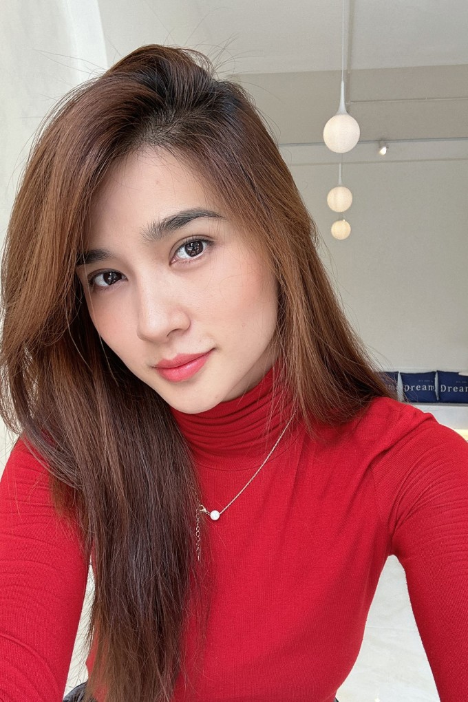 Diễn viên giữ thói quen trang điểm nhẹ nhàng, tôn nét tự nhiên khi dạo phố, cafe với bạn bè.