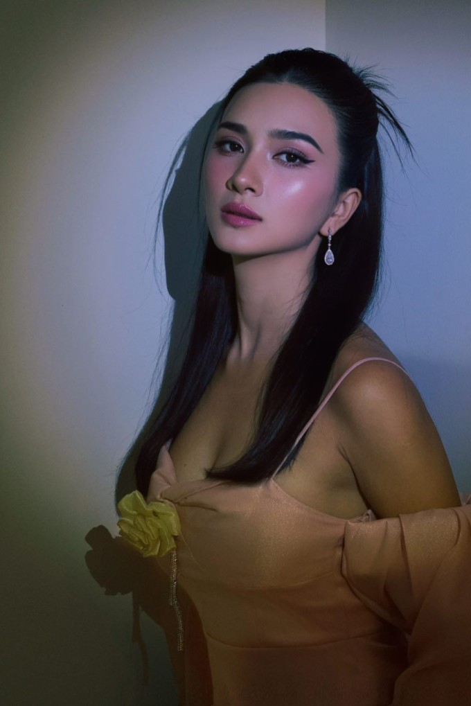 NSƯT Kim Tuyến diện váy hai dây tôn ngực đầy tại một sự kiện giữa năm 2025.