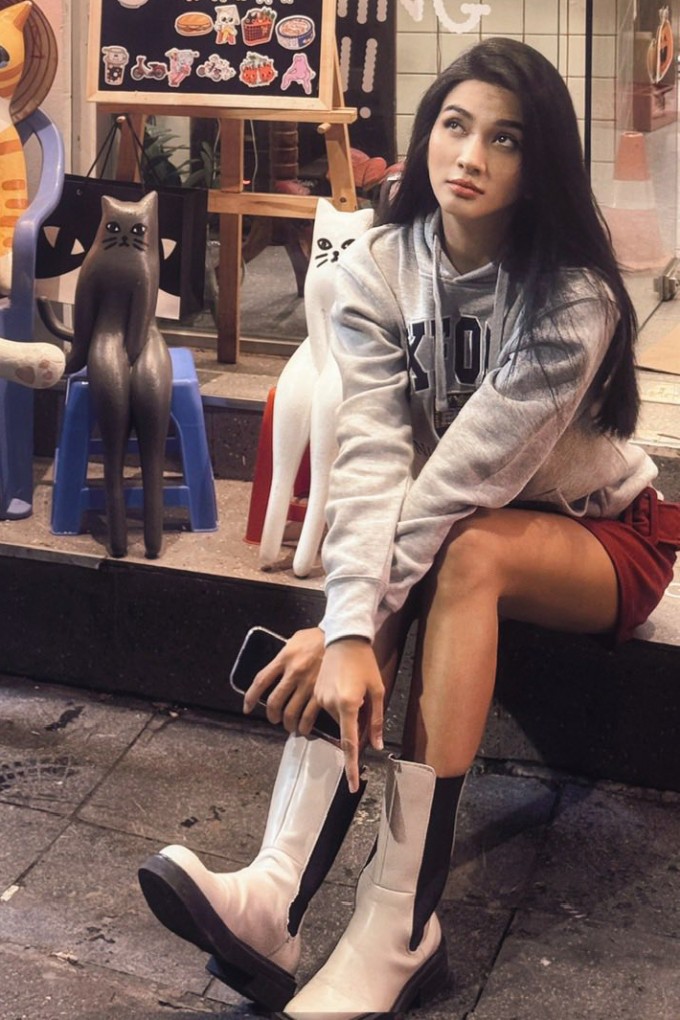 Ở đời thường, Kim Tuyến ưu tiên sự trẻ trung, năng động với quần jean, áo phông hoặc chân váy ngắn phối cùng hoodie và boot thấp cổ cho ngày lạnh.