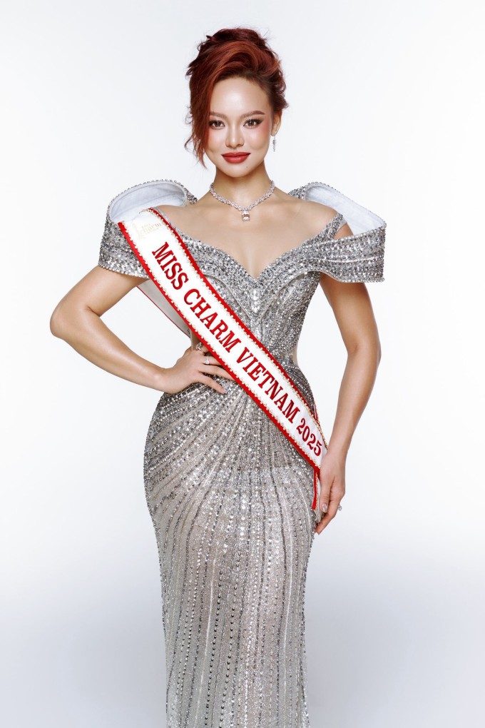 Mai Ngô trong bộ ảnh thực hiện trước thềm Miss Charm 2025.