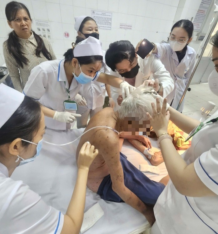 Ông Lê Văn C. lúc đưa đi cấp cứu tại bệnh viện