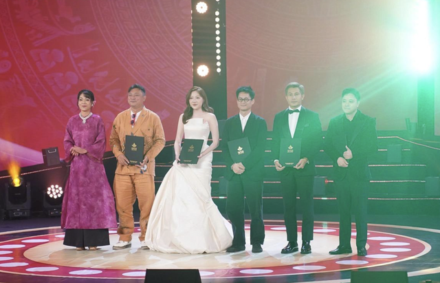 Trao giải cho các Nam và Nữ diễn viên chính xuất sắc, Nam và nữ diễn viên phụ xuất sắc trong phim truyện điện ảnh. Các diễn viên vắng mặt gồm có Tuấn Trần và Phương Anh Đào - hai diễn viên đoạt giải cho diễn viên chính; Hồng Đào và Bảo Định - hai diễn viên đoạt giải cho diễn viên phụ. Ảnh: Ken Vũ.