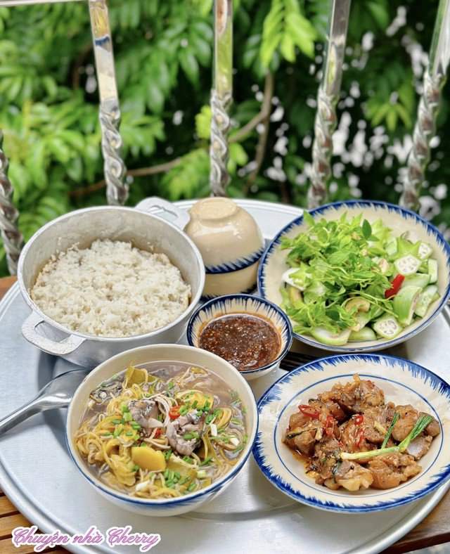 Dưa cà vả chấm mắm ruốc. Thịt heo rim đậm vị. Canh bắp chuối nấu cùng cá nục