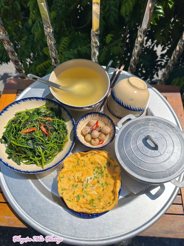 Trứng chiên. Rau lang xào tỏi. Canh từ nước luộc rau. Cà muối xổi.