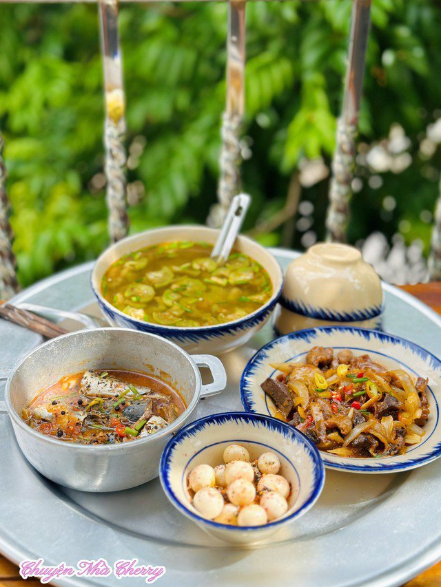 Canh mướp nấu tôm. Cá nục kho. Lòng xào hành. Cà muối xổi.