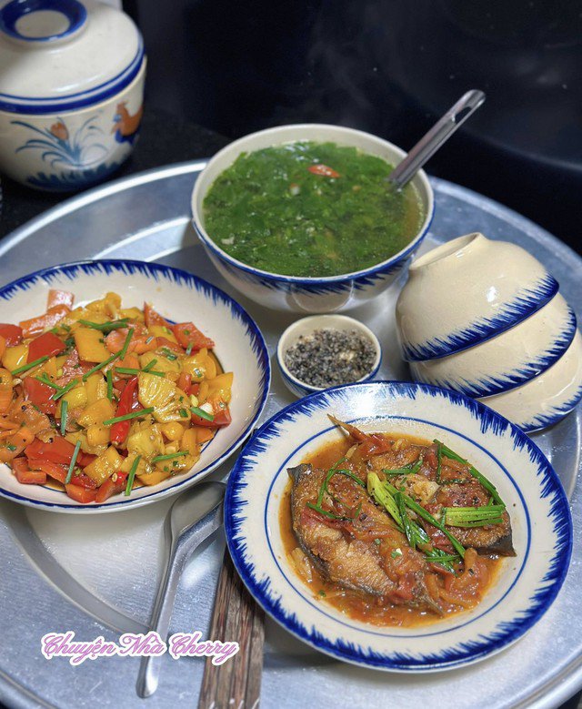 Cá Thu sốt cà. Củ quả xào. Canh lá lốt nấu thịt bò bằm.