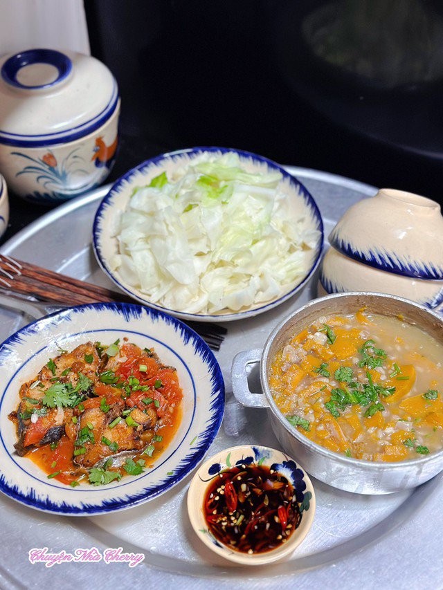 Cá thu sốt cà chua. Canh bí ngô nấu đậu phụng. Bắp cải luộc chấm nước tương.