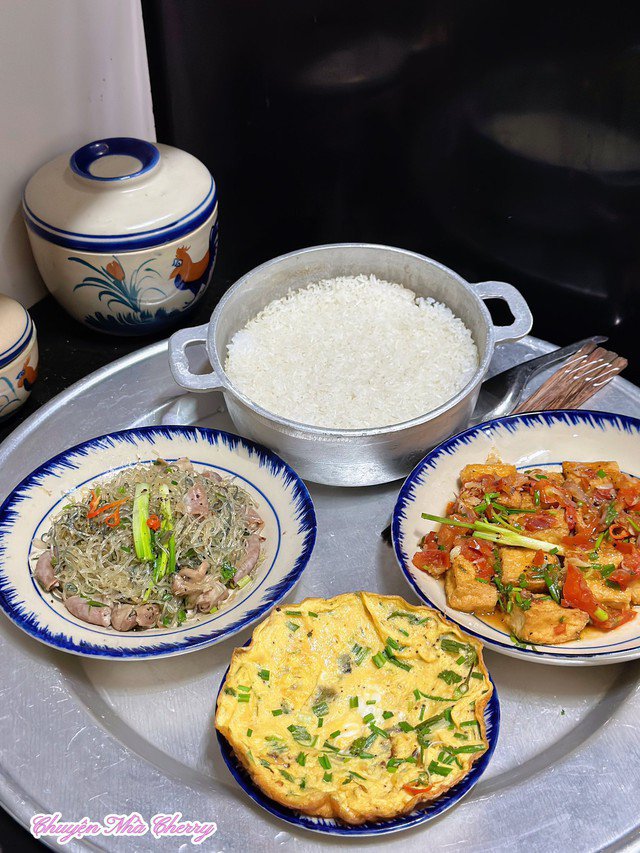 Trứng chiên. Đậu hủ sốt cà chua. Miến xào lòng.