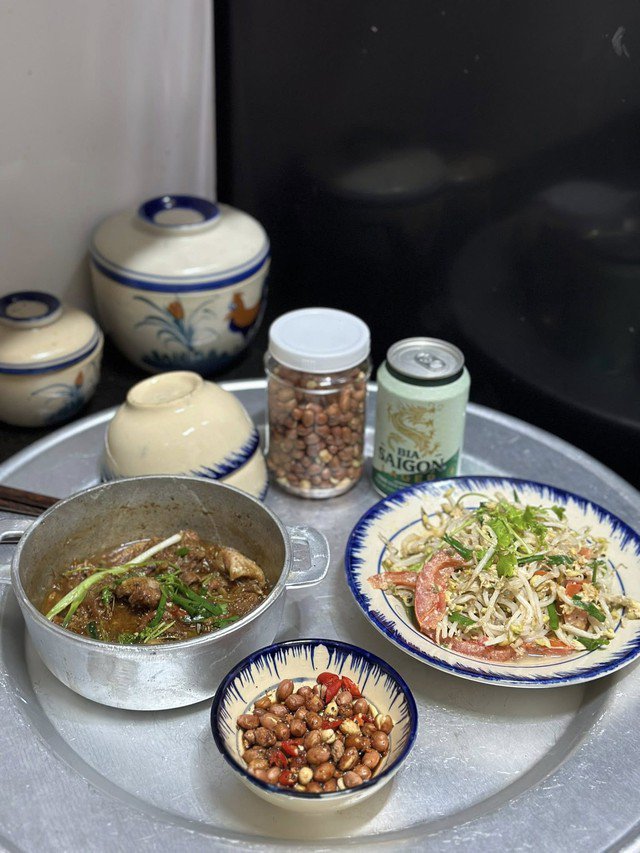 Vịt kho sả. Lạc rang nước tương. Giá xào trứng.