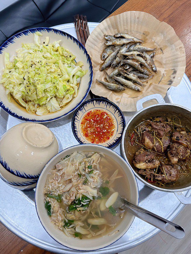 Cá Linh chiên giòn. Bắp cải xào. Canh mít nấu con khuyếc. Vịt kho sả.