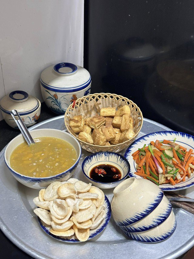 Rau củ quả xào. Đậu hủ chiên giòn. Canh bí ngô nấu đậu phộng. Phòng tôm.