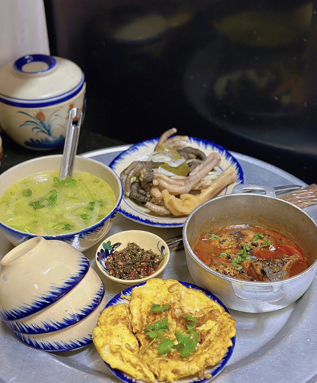 Canh bí đao nấu nước hầm giò gà. Cá ngừ kho.Trứng chiên.